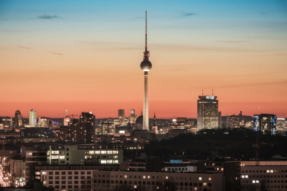 Berlin Skyline Am Volkspark Friedrichshain zum Sonnenuntergang - fotokunst door Jean Claude Castor
