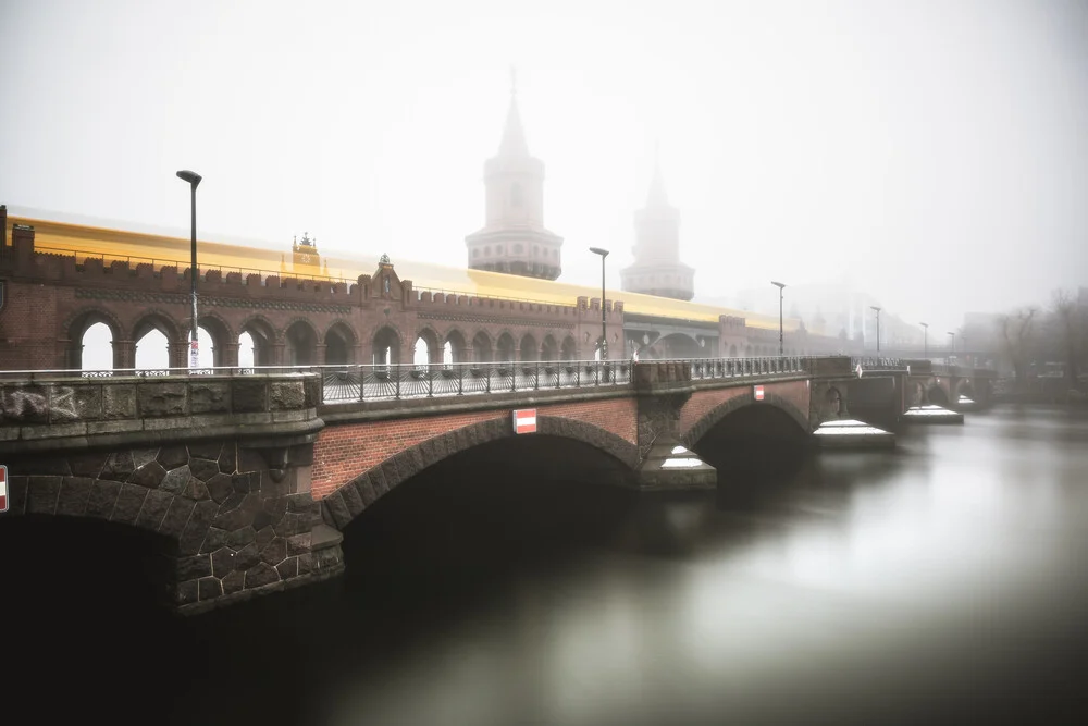 Berlijn Oberbaumbrücke im Nebel - fotokunst van Jean Claude Castor