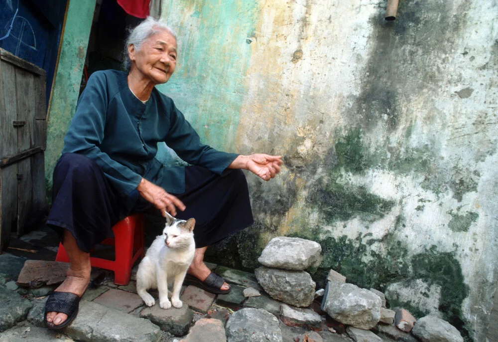 Alte Vietnamesische Frau mit Katze - HOI An - Vietnam - Fineart fotografie door Silva Wischeropp