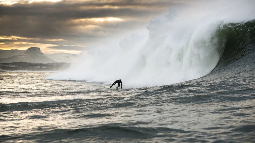Big Wave Surfer Kohl Christensen vor Irland - Fineart fotografie door Lars Jacobsen