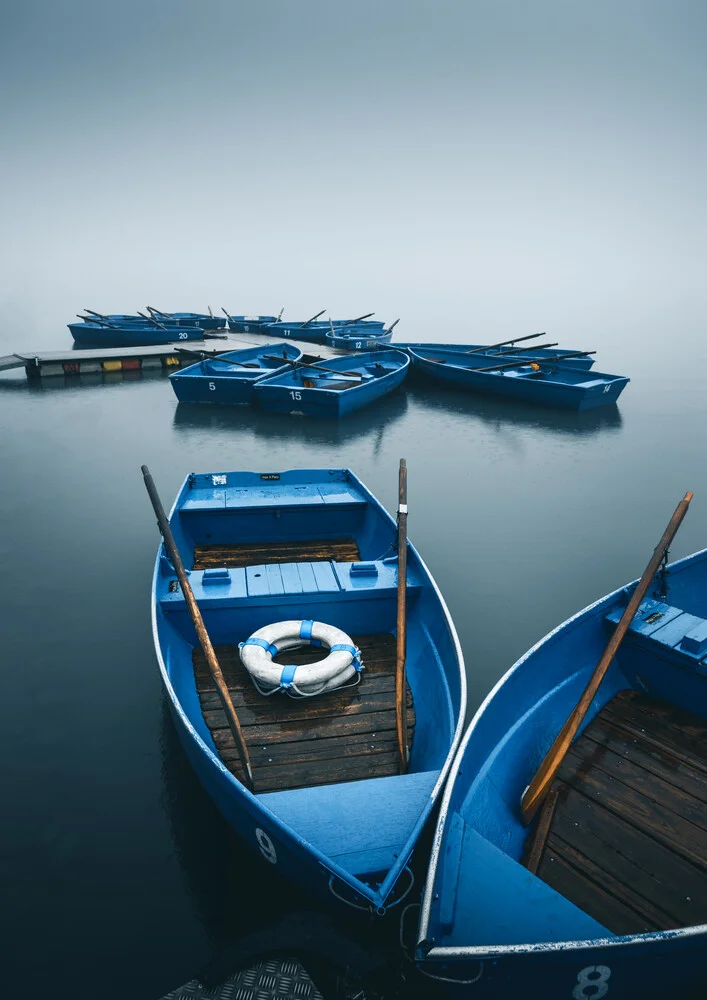 Blaue Boote im Nebel - fotokunst van Niels Oberson