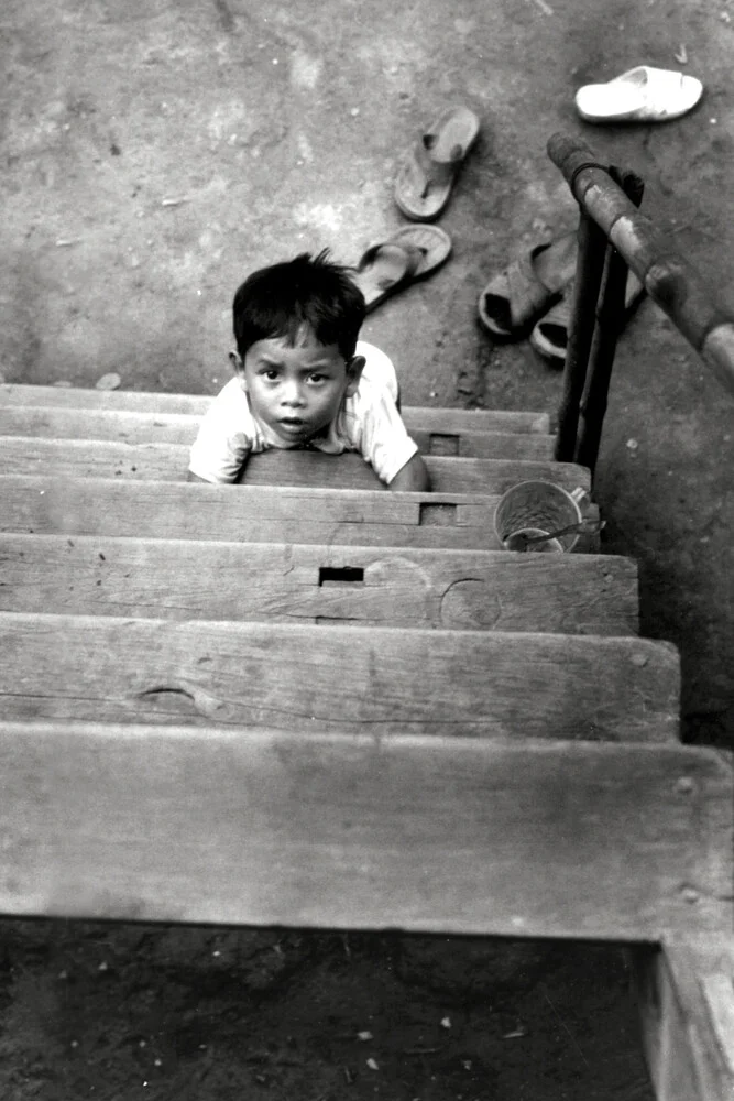 LOOKING UP - Little Boy - Centraal Hoogland - Vietnam - fotokunst von Silva Wischeropp