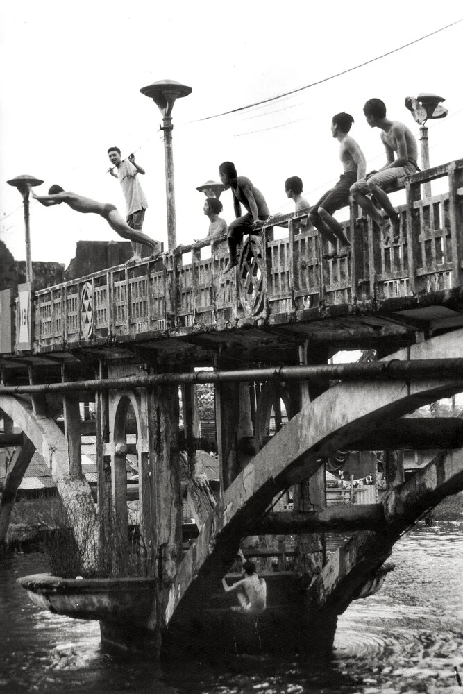 Jongeren die van een oude Chinese brug springen - Fineart-fotografie door Silva Wischeropp