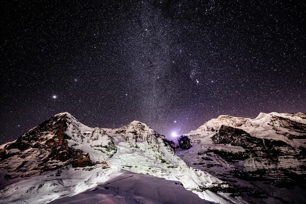 Eiger Mönch en Jungfrau 's nachts - Fineart fotografie door Peter Wey