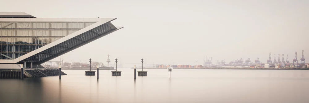 Sonnenaufgang Dockland Hamburger Hafen - fotokunst van Dennis Wehrmann