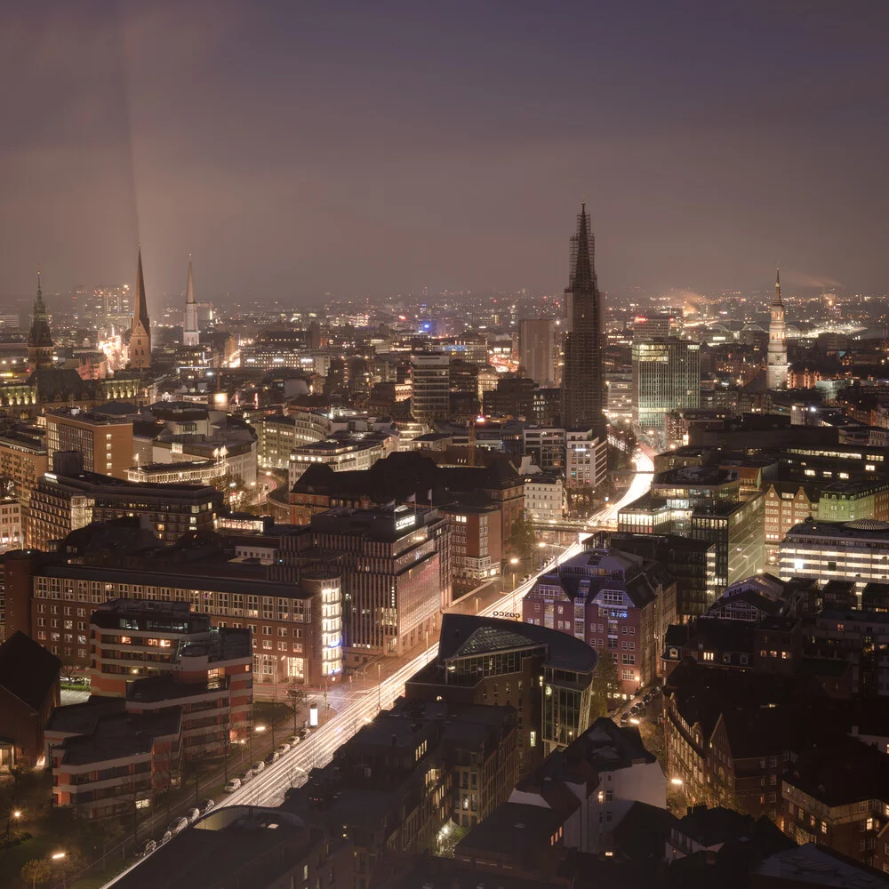 Stadscentrum van Hamburg in vogelvlucht 's nachts - Fineart-fotografie door Dennis Wehrmann