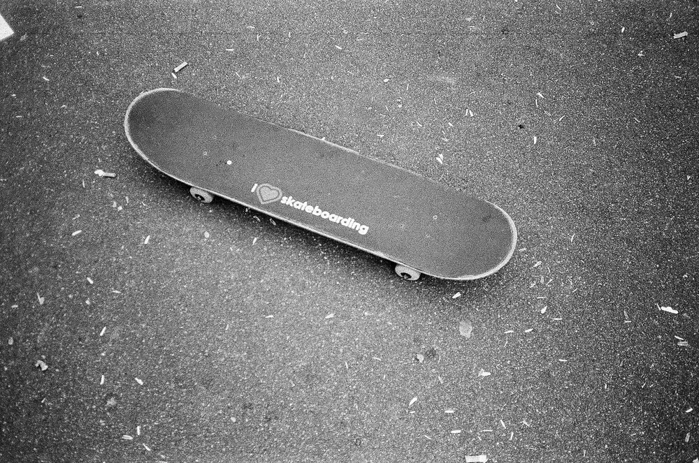 Ik hou van skateboarden - Fineart fotografie door Roland Bogati