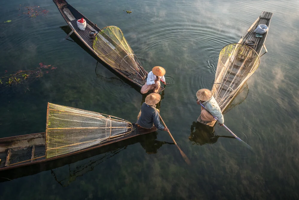 Intha vissers op het Inlemeer in Myanmar - Fineart fotografie door Jan Becke