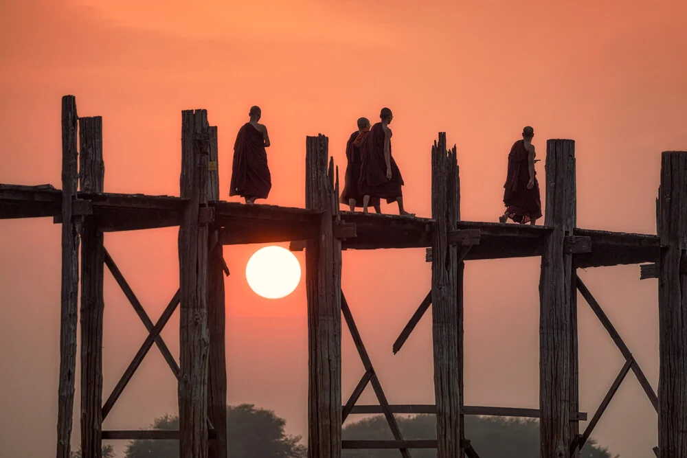 Zonsondergang bij de U Bein-brug in Myanmar - Fineart-fotografie door Jan Becke