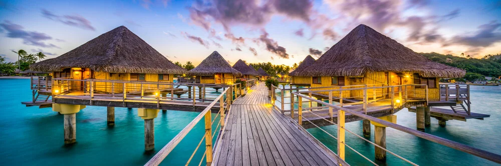 Vakantie in een bungalow boven het water op Bora Bora - Fineart fotografie door Jan Becke