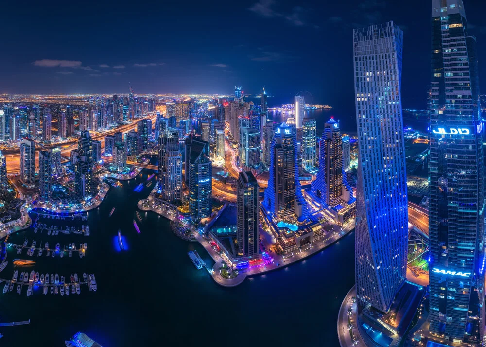 Dubai Marina Panorama at Night met Cayan Tower - Fineart fotografie door Jean Claude Castor