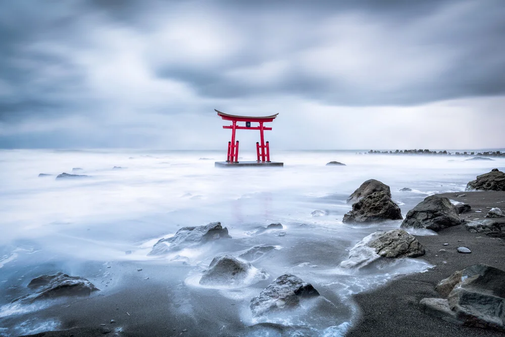 Japanse Torii in de winter - Fineart fotografie door Jan Becke