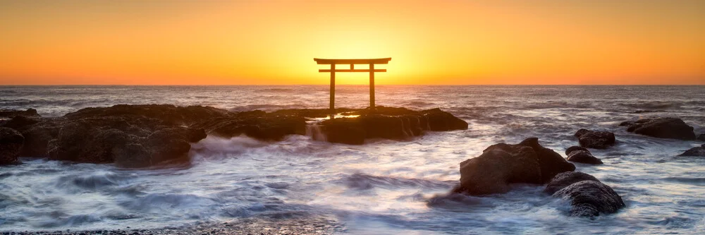 Torii bij zonsopgang aan de Japanse kust - Fineart fotografie door Jan Becke