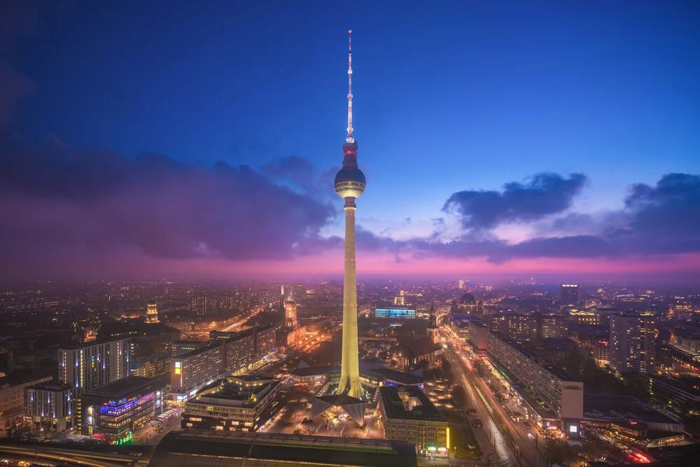 TV-toren Berlijn tijdens Blue Hour - Fineart fotografie door Jean Claude Castor