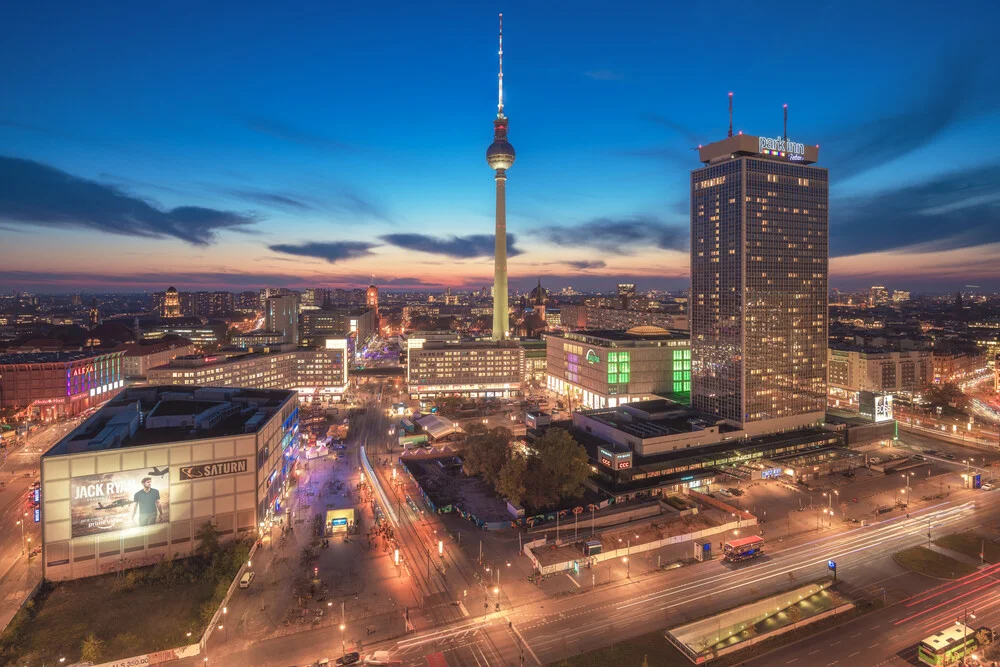 Skyline Berlijn op Alexanderplatz Blue Hour - Fineart-fotografie door Jean Claude Castor
