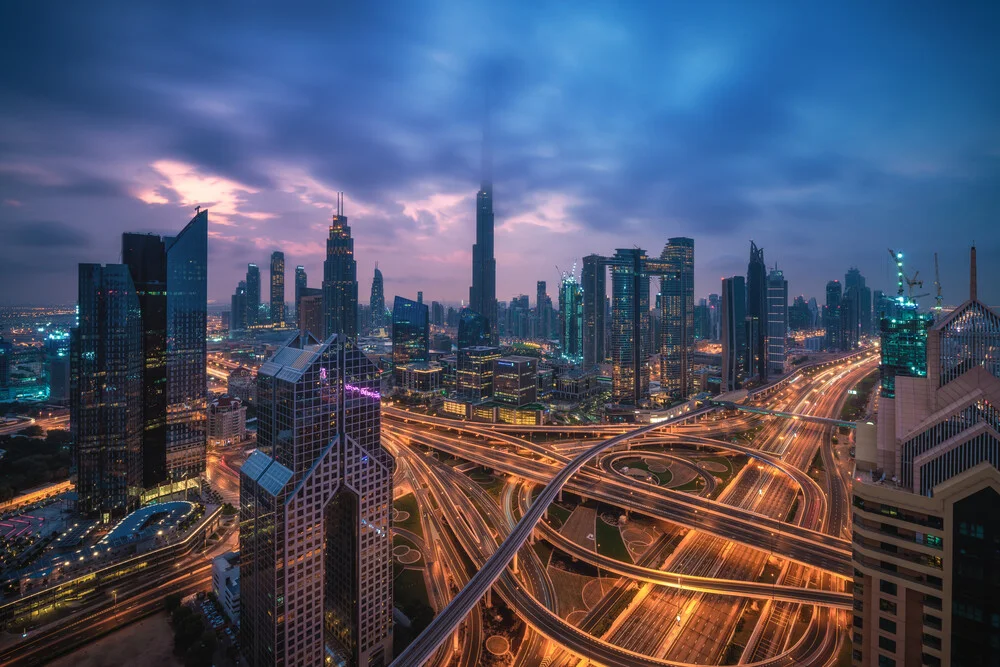Dubai bewolkte skyline - Fineart fotografie door Jean Claude Castor