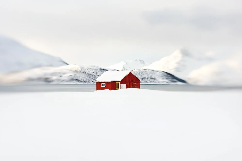 De rode hut - Fineart fotografie door Victoria Knobloch