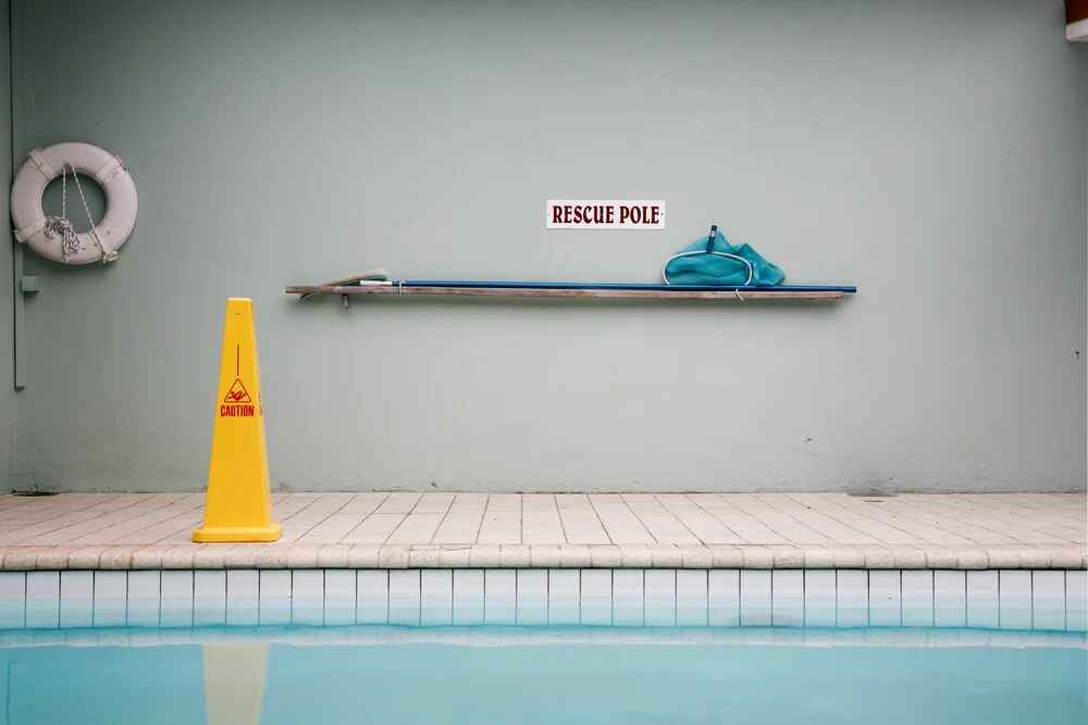 Rescue-Schild am Pool - Fineart fotografie door Lioba Schneider