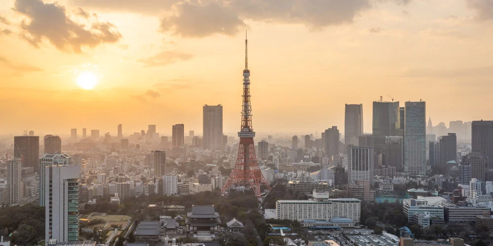 Zonsondergang boven de skyline van Tokyo - Fineart fotografie door Jan Becke