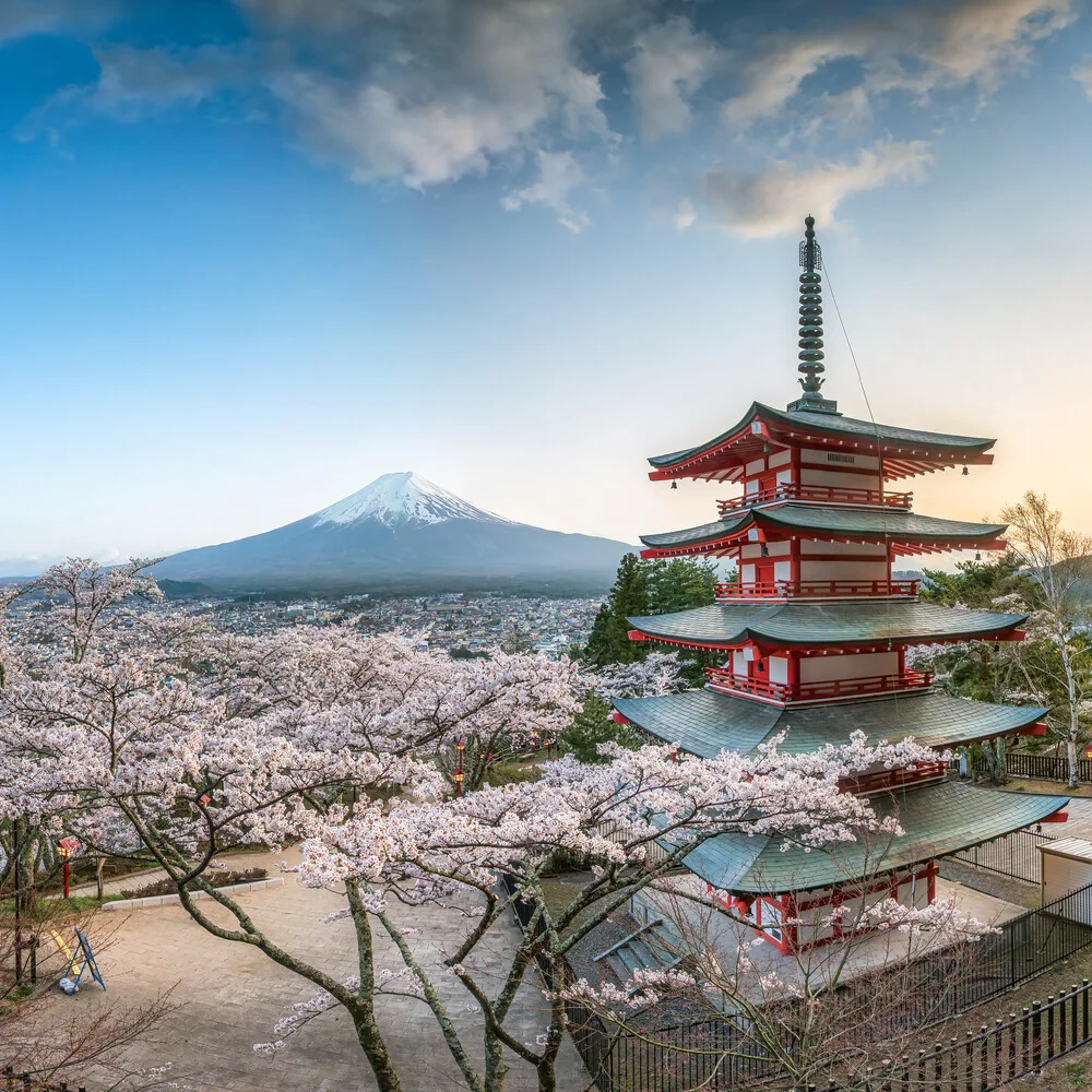 Chureito Pagoda en Mount Fuji in het voorjaar - Fineart fotografie door Jan Becke