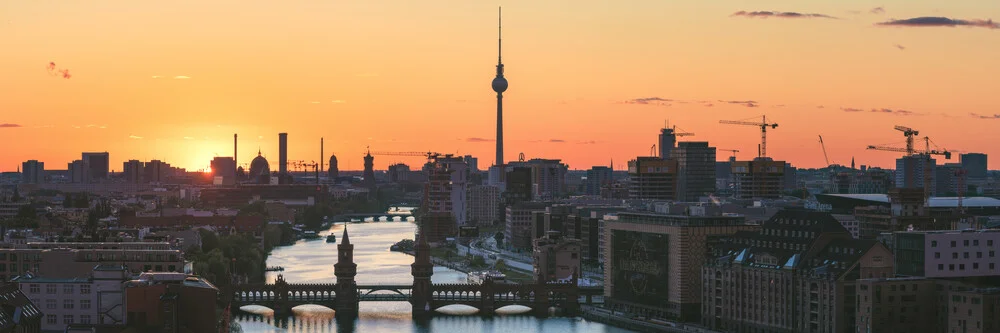 Berlijn Skyline Panorama Sonnenuntergang - fotokunst von Jean Claude Castor
