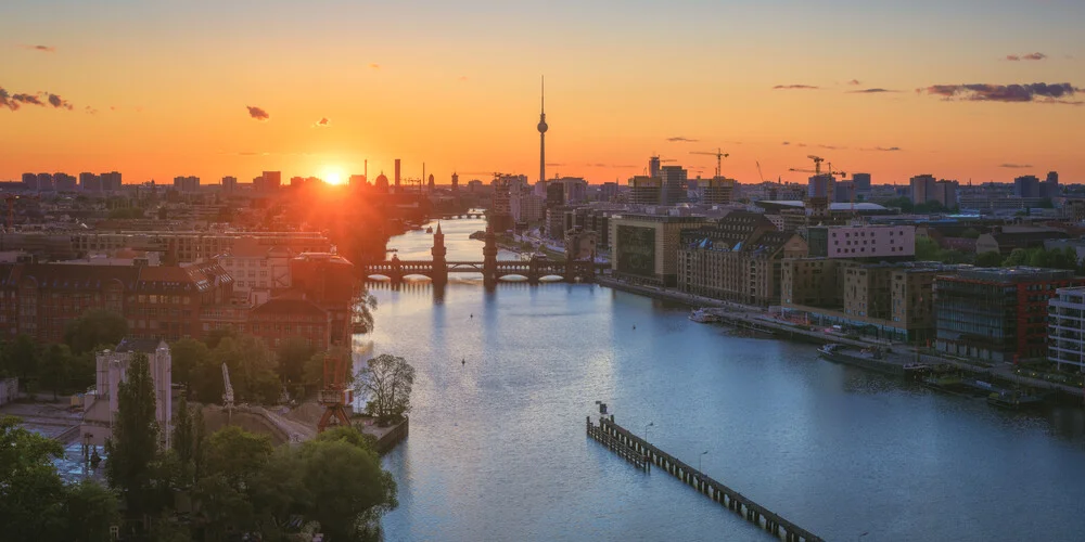 Berlijn Skyline Panorama Sonnenuntergang Mediaspree - fotokunst von Jean Claude Castor