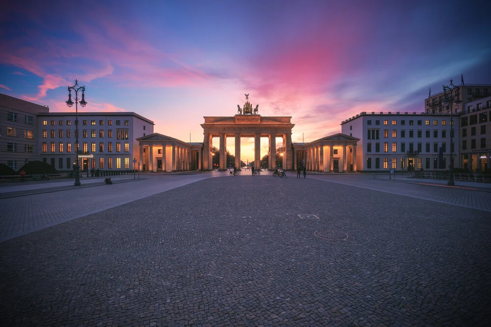 Berlin Brandenburger Tor Panorama am Abend IV - Fineart-fotografie door Jean Claude Castor
