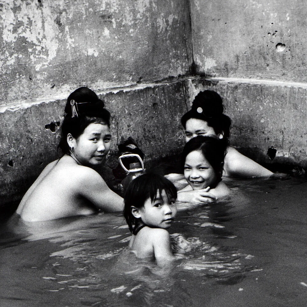 Bathing Thai Family - Son La - Nordwest Vietnam - Azië - fotokunst von Silva Wischeropp