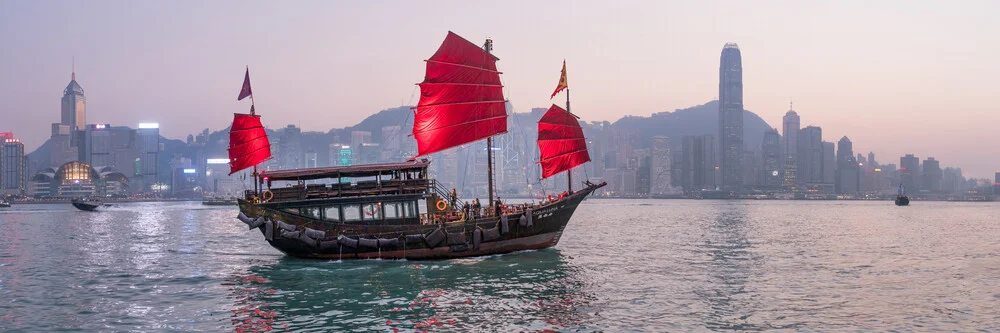 Chinese Dschunke in Victoria Harbour in Hongkong - fotokunst van Jan Becke