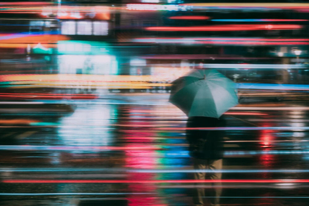 Voetganger op een regenachtige dag - Fineart-fotografie door AJ Schokora