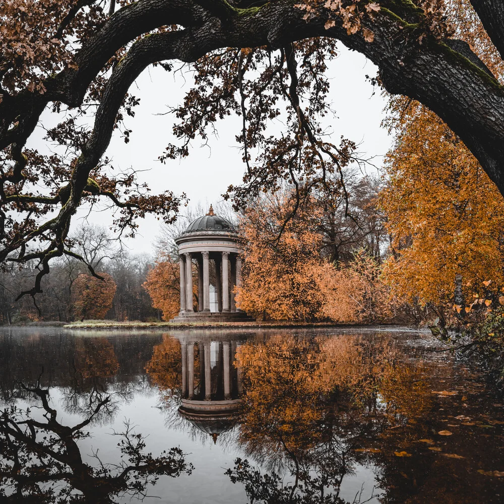 Blik op de Apollo Tempel in Nymphenburger Park I - fotokunst van Franz Sussbauer