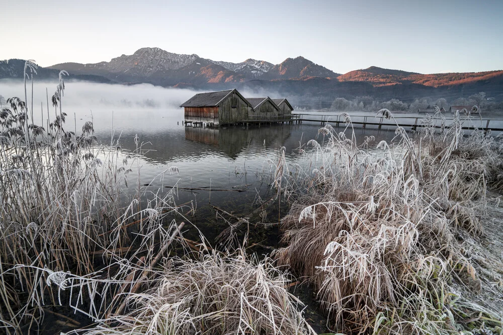 Drie hutten aan het meer van Kochel I - Fineart-fotografie door Franz Sussbauer