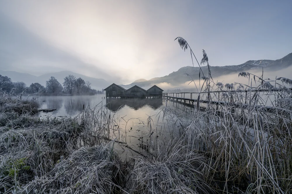 Drie hutten aan het meer van Kochel V - Fineart-fotografie door Franz Sussbauer