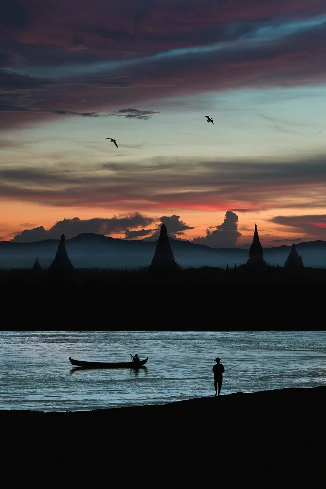 Avond langs de Irrawaddy-rivier - Fineart-fotografie door AJ Schokora