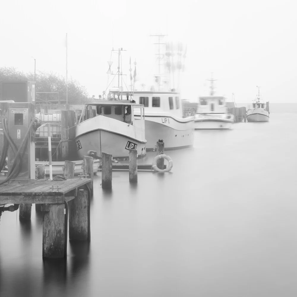 Vissersboten in mist - Fineart fotografie door Dennis Wehrmann