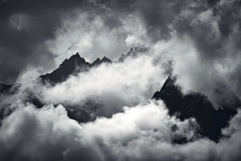 Bewolkte bergtoppen - Fineart-fotografie door Alex Wesche