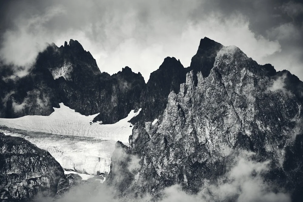 Ruige bergketen - Fineart fotografie door Alex Wesche