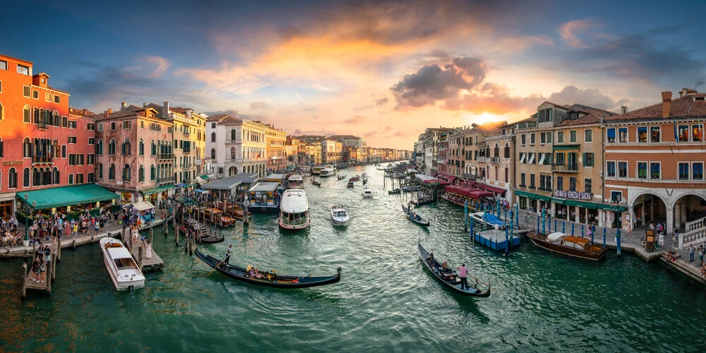 Zonsondergang bij de Rialtobrug in Venetië - Fineart fotografie door Jan Becke