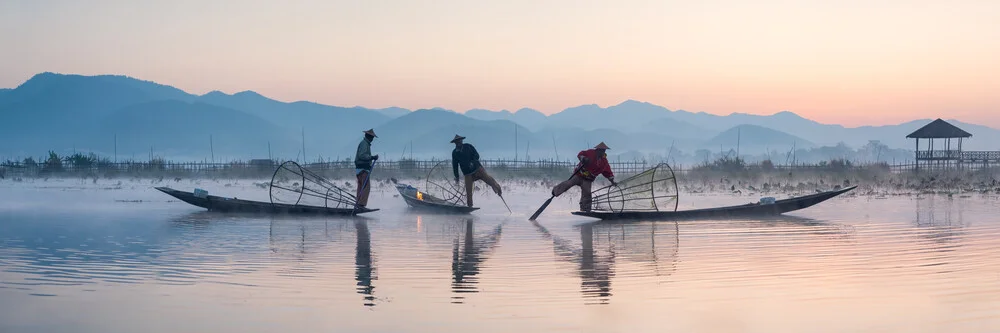Intha vissers op het Inlemeer in Myanmar - Fineart fotografie door Jan Becke