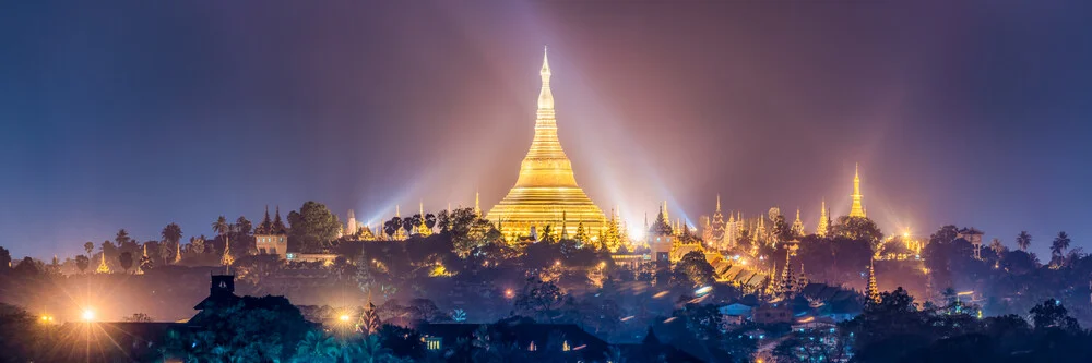 Shwedagon in Yangon bij nacht - Fineart fotografie door Jan Becke