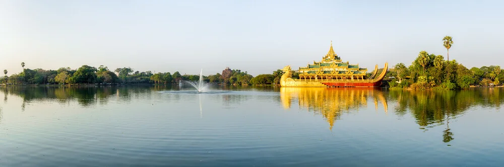 Kandawgyi-meer in Yangon - Fineart-fotografie door Jan Becke