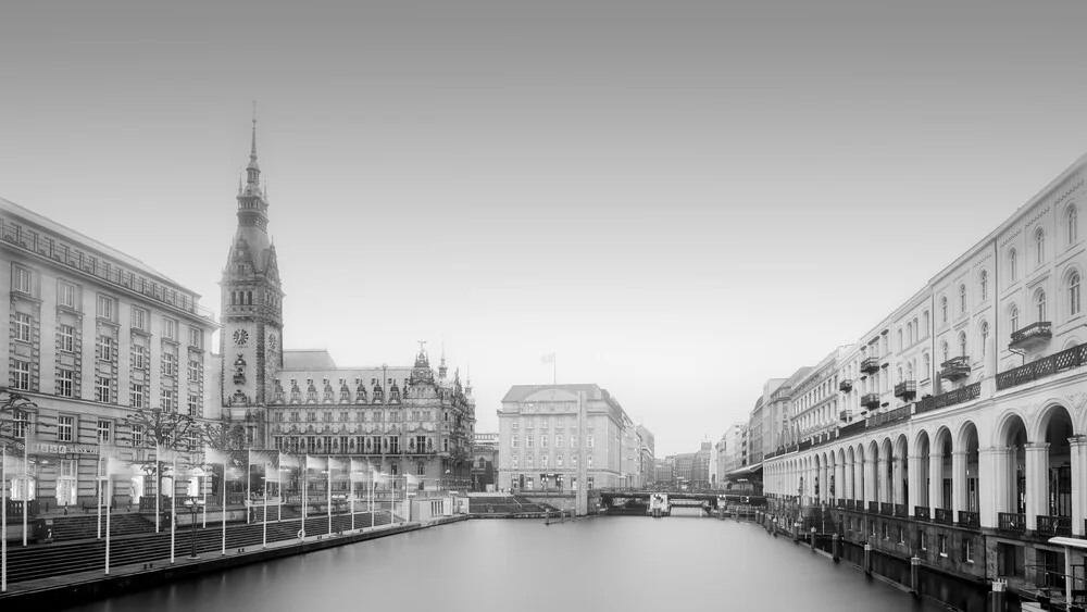 Hamburger Stadtansicht - Rathaus und Alsterarkaden - fotokunst van Dennis Wehrmann