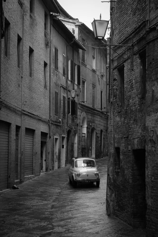 Siena Straßenszene - fotokunst van Roman Becker