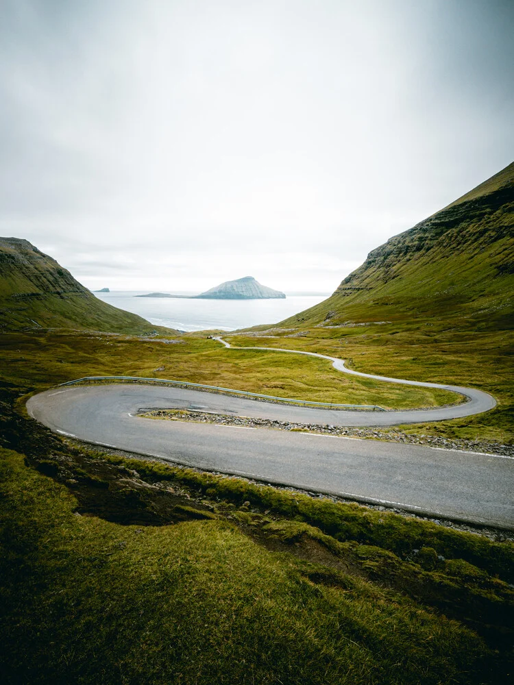 Schilderachtige weg op de Faeröer II - Fineart-fotografie door Franz Sussbauer