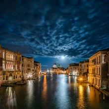 Volle maan boven het Canal Grande in Venetië - Fineart fotografie door Jan Becke