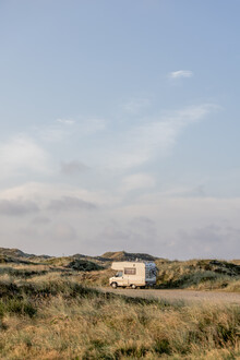Mareike Böhmer, Caravan in de duinen - Deutschland, Europa)