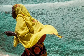 Vrouw in Harar, Ethiopië. - Fineart-fotografie door Christina Feldt