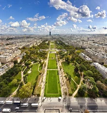 Uitzicht op Champ de Mars vanaf de Eiffeltoren in Parijs - Fineart fotografie door Markus Schieder