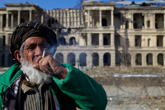 Christina Feldt, Man bij Darul Aman Palace, Kabul (Afghanistan, Azië)