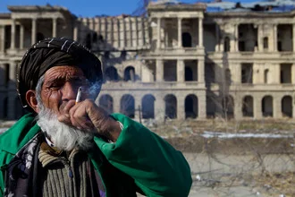 Man bij Darul Aman Palace, Kabul - Fineart fotografie door Christina Feldt